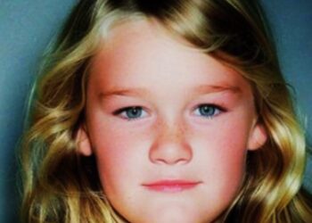 Vrouw ontdekt jasje van vermiste dochter op garageverkoop van buren