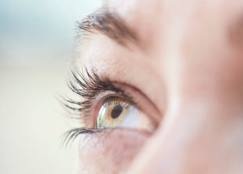 Dit kan de oorzaak zijn voor het af en toe zien van zwarte vlekjes of draadjes voor je ogen