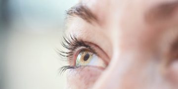 Dit kan de oorzaak zijn voor het af en toe zien van zwarte vlekjes of draadjes voor je ogen