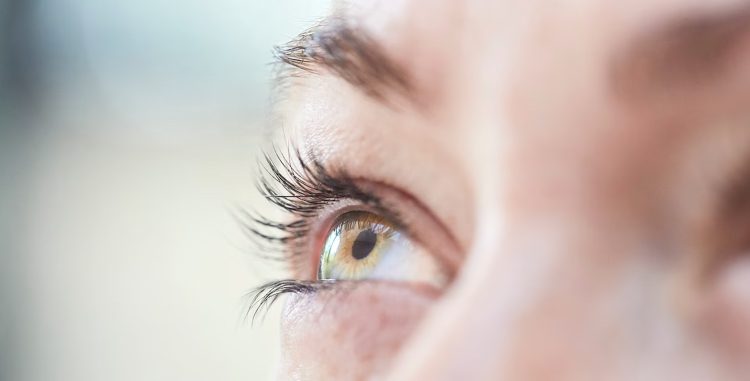 Dit kan de oorzaak zijn voor het af en toe zien van zwarte vlekjes of draadjes voor je ogen