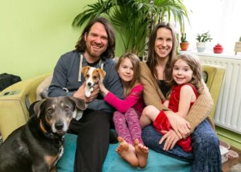 Dit echtpaar omarmt alternatieve levensstijl weigert te werken: ‘Wij willen een huurwoning, uitkeringen en subsidies’