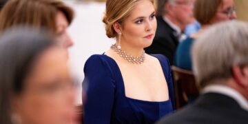Prinses Amalia schittert in nachtblauw op het diner van de Raad van State