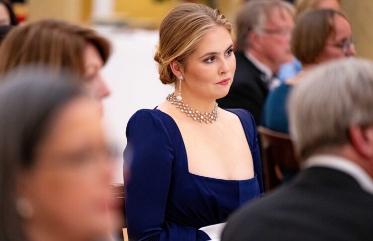 Prinses Amalia schittert in nachtblauw op het diner van de Raad van State