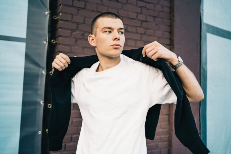 Bram (22) kiest bewust niet voor werken: “Waarom zou ik, als mijn ouders alles betalen?”