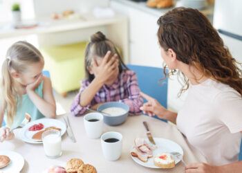 Marieke (41) blijft streng aan tafel: “Mijn kinderen moeten hun bord leegeten, tot de laatste rijstkorrel”