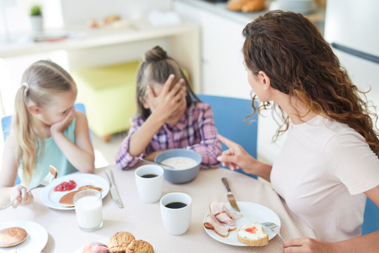Marieke (41) blijft streng aan tafel: “Mijn kinderen moeten hun bord leegeten, tot de laatste rijstkorrel”