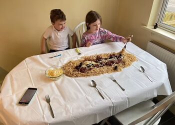 Lydia: “In ons huis eten wij zonder servies en ook de honden doen ook lekker mee”