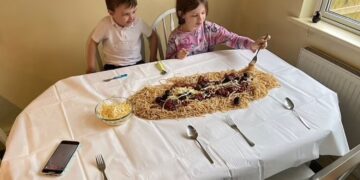 Lydia: “In ons huis eten wij zonder servies en ook de honden doen ook lekker mee”