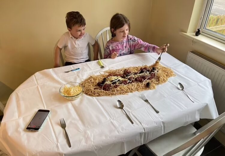 Lydia: “In ons huis eten wij zonder servies en ook de honden doen ook lekker mee”