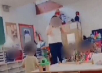 Video: Kleuterjuf mishandelt huilend kind van 3 jaar: de schokkende beelden gaan viraal