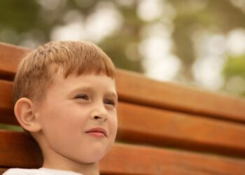 Oma ziet stiekem haar kleinzoon van 4 ondanks verbod van haar dochter