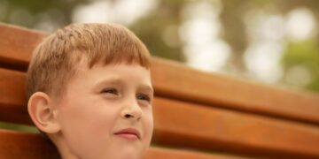 Oma ziet stiekem haar kleinzoon van 4 ondanks verbod van haar dochter