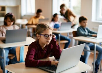 Laptop voor school te duur? Deze partijen helpen je daarbij