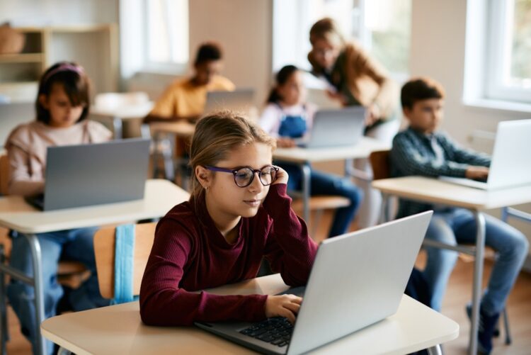 Laptop voor school te duur? Deze partijen helpen je daarbij