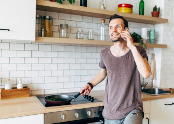Tom: Mijn nieuwe buren klagen over mijn vroege ochtendrituelen, terwijl zij dit zelf hebben veroorzaakt.
