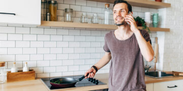 Tom: Mijn nieuwe buren klagen over mijn vroege ochtendrituelen, terwijl zij dit zelf hebben veroorzaakt.
