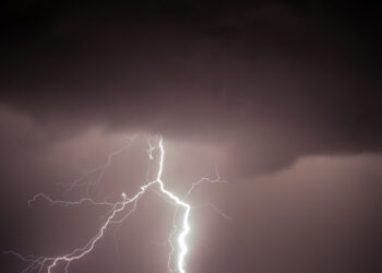 Weeralarm uitgebreid: Storm Aitor veroorzaakt stevige windstoten en zware regenval