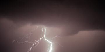 Weeralarm uitgebreid: Storm Aitor veroorzaakt stevige windstoten en zware regenval