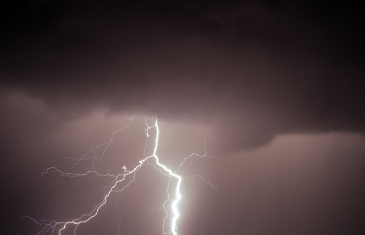Weeralarm uitgebreid: Storm Aitor veroorzaakt stevige windstoten en zware regenval