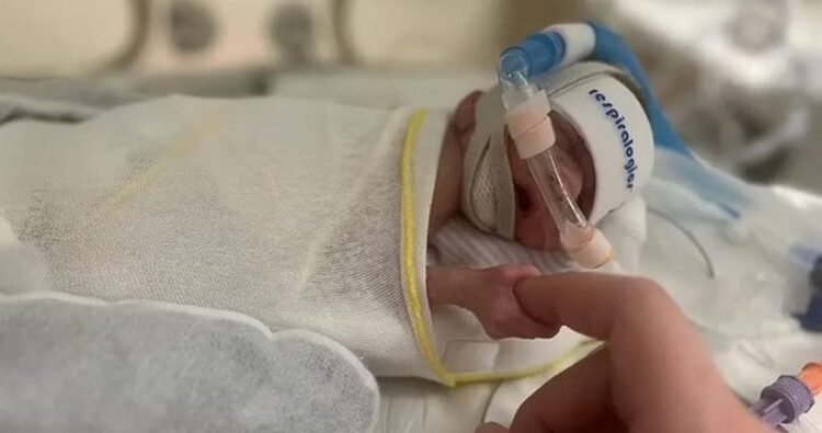 Klein maar een vechtertje! Prematuur geboren baby van 450 gram keert na 181 dagen ziekenhuis eindelijk huiswaarts
