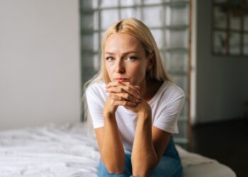 Kim (37): “Ik heb mijn man het huis uitgezet na schokkende berichten – je raadt nooit van wie.”