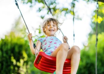 Lauren (48): “Mijn buren weigeren om de schommel uit hun tuin te halen”