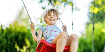 Lauren (48): “Mijn buren weigeren om de schommel uit hun tuin te halen”