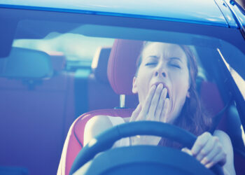 Knikkebollen achter het stuur: zo blijf je alert en wakker tijdens het rijden