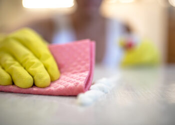 Schokkend: Zoveel bacteriën zitten er op je vaatdoekje – volg dit advies!