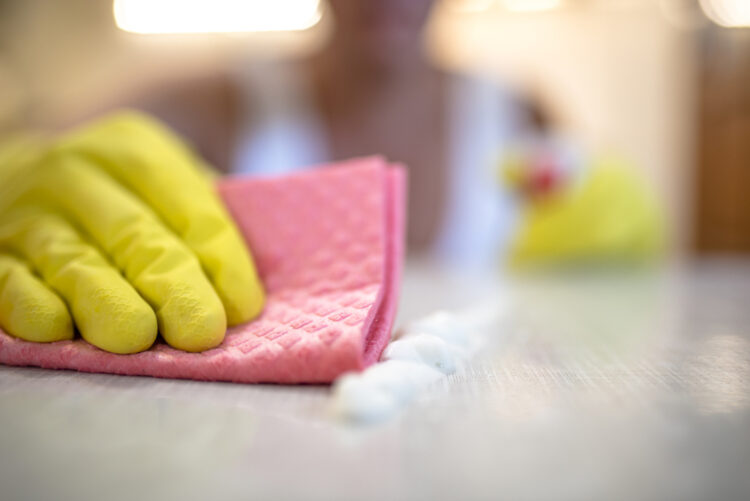 Schokkend: Zoveel bacteriën zitten er op je vaatdoekje – volg dit advies!