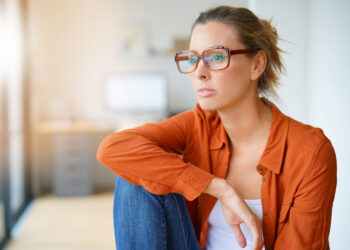 Sophie (35): “Mijn vrienden plannen steeds vakanties die ik niet kan betalen”