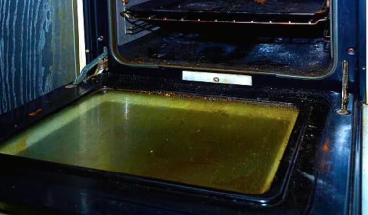 Verwijder vetvlekken van je oven met één natuurlijk ingrediënt