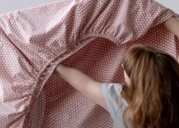 Hoeslaken netje opvouwen? Doe deze truc en vouw je de hoeslakens op als een pro!