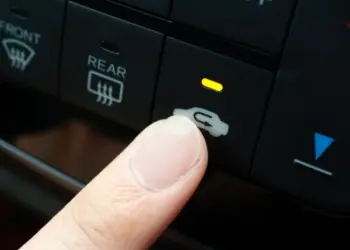 OPGELET: druk niet te vaak op deze knop in de auto (dit is waarom)