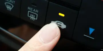 OPGELET: druk niet te vaak op deze knop in de auto (dit is waarom)