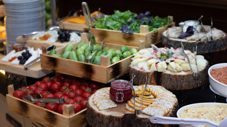 Door deze truc laten buffet restaurants je minder eten en maken ze winst!