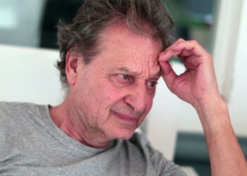 Joop (69): “Ik ging uit eten, maar ik kon de bediening niet verstaan want ze spraken alleen Engels”