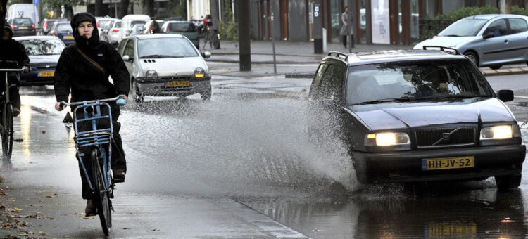 Natgespat door een automobilist? Mogelijk heb je recht op een vergoeding