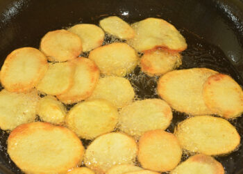 Deze simpele keukentruc is echt geweldig voor de lekkerste krokante aardappelschijfjes!