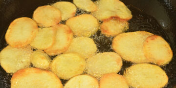 Deze simpele keukentruc is echt geweldig voor de lekkerste krokante aardappelschijfjes!