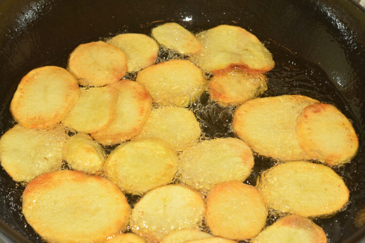 Deze simpele keukentruc is echt geweldig voor de lekkerste krokante aardappelschijfjes!