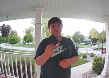 Video: Jongen van 11 geeft gevonden portemonnee terug, ondanks armoede in zijn familie