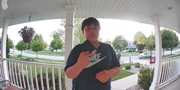 Video: Jongen van 11 geeft gevonden portemonnee terug, ondanks armoede in zijn familie