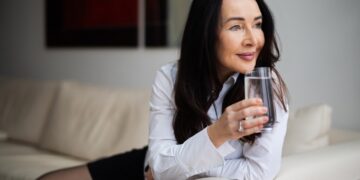 Om deze reden moet je iedere ochtend een glas warm water op een lege maag drinken