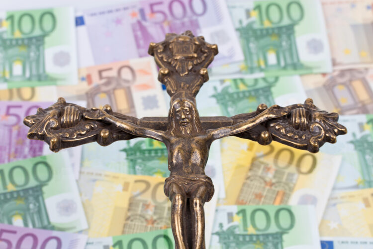 Zussen ontdekken schokkende wijziging in testament: ’Moeder maakte de kerk ineens enige erfgenaam’