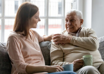 June (35) bezoekt haar vader alleen nog voor de erfenis: “Hopelijk duurt het niet al te lang meer””