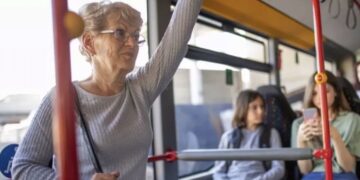 Alice (76) woedend over gebrek aan respect : ‘Kinderen geven hun zitplaats in de bus niet op voor ouderen’