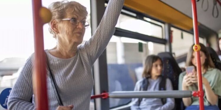 Alice (76) woedend over gebrek aan respect : ‘Kinderen geven hun zitplaats in de bus niet op voor ouderen’