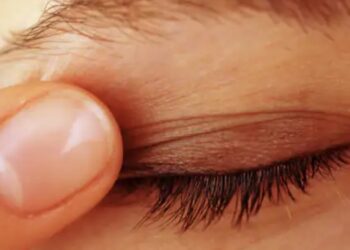 Af en toe last van een trillend ooglid? Oogarts legt uit over de oorzaak en oplossing