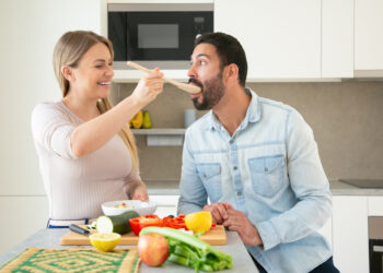 Jesse (28) gaat samenwonen maar er is een probleem: “Van mijn vriendin mag ik dan geen vlees meer eten”